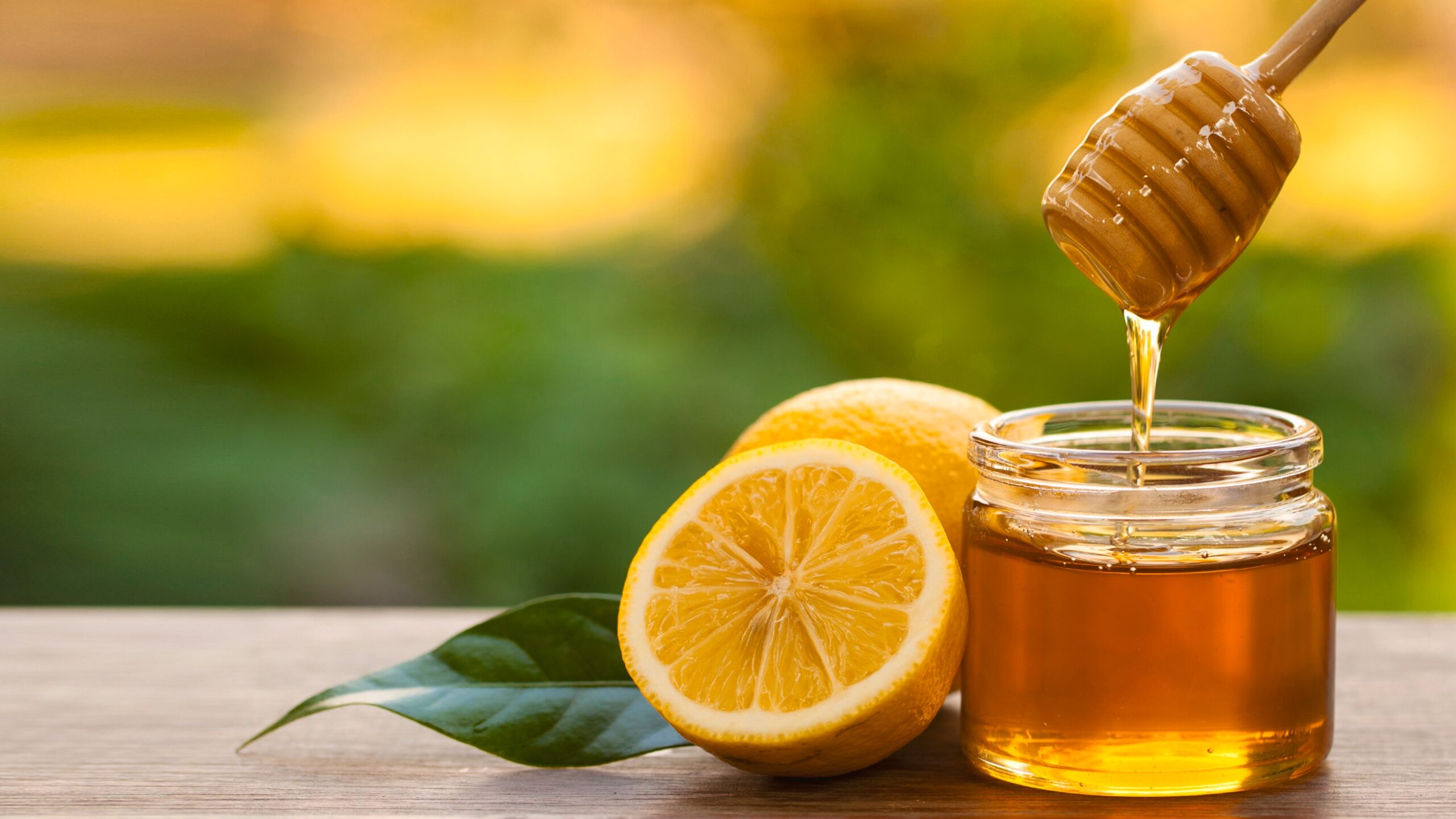 Có nên cho bé uống mật ong khi bị ho hay không?
